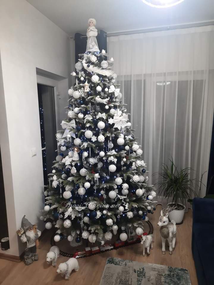 brad artificial Aspen 220 cm cu 100 globuri