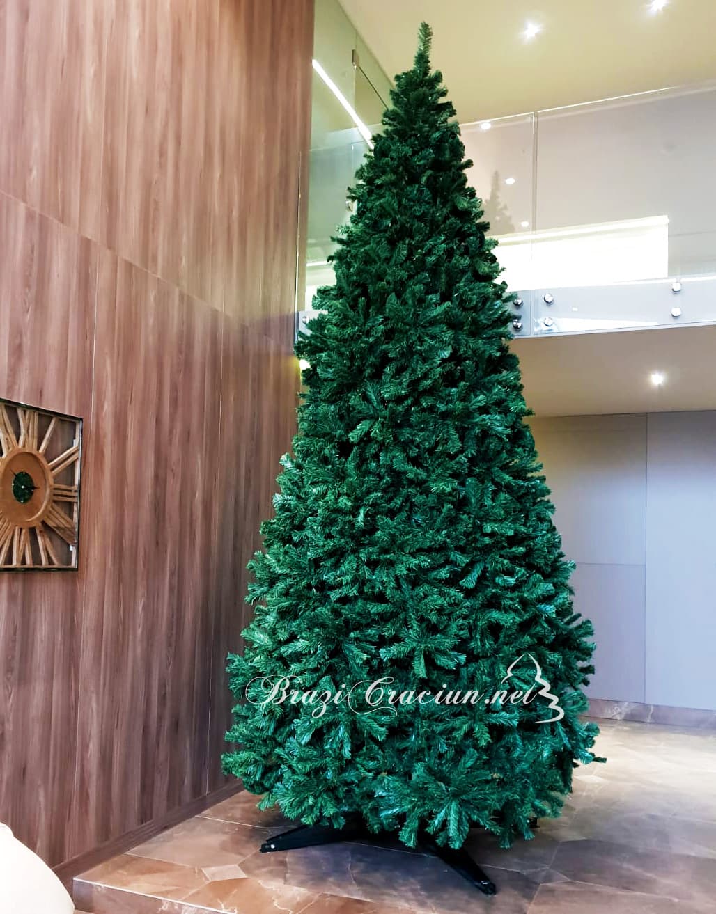 brad artificial 4 m instalat in hotel