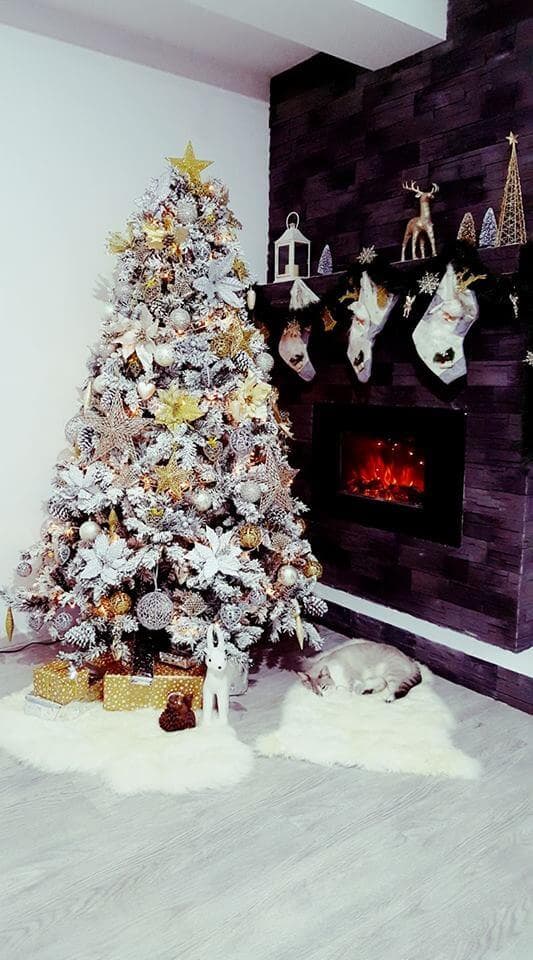brad artificial alb decorat cu flori