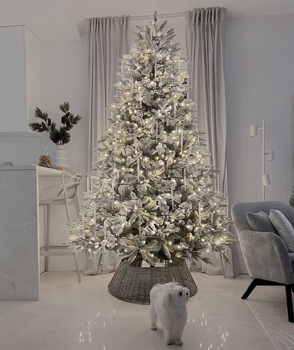 brad artificial alb in decor minimalist