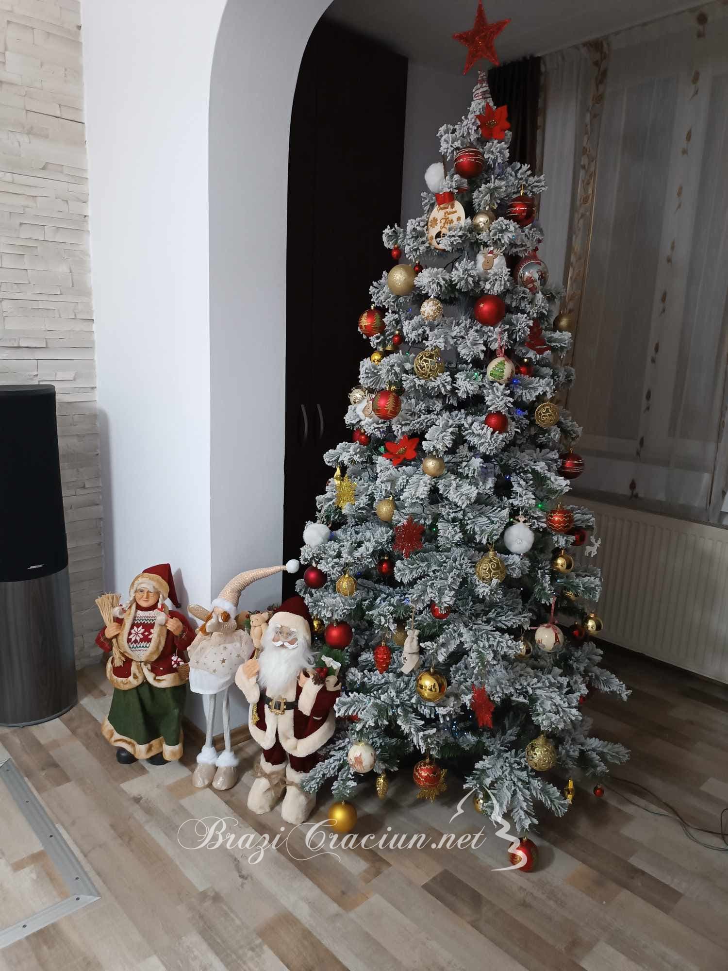 brad artificial alb Melyssa cu decoratiuni rosii