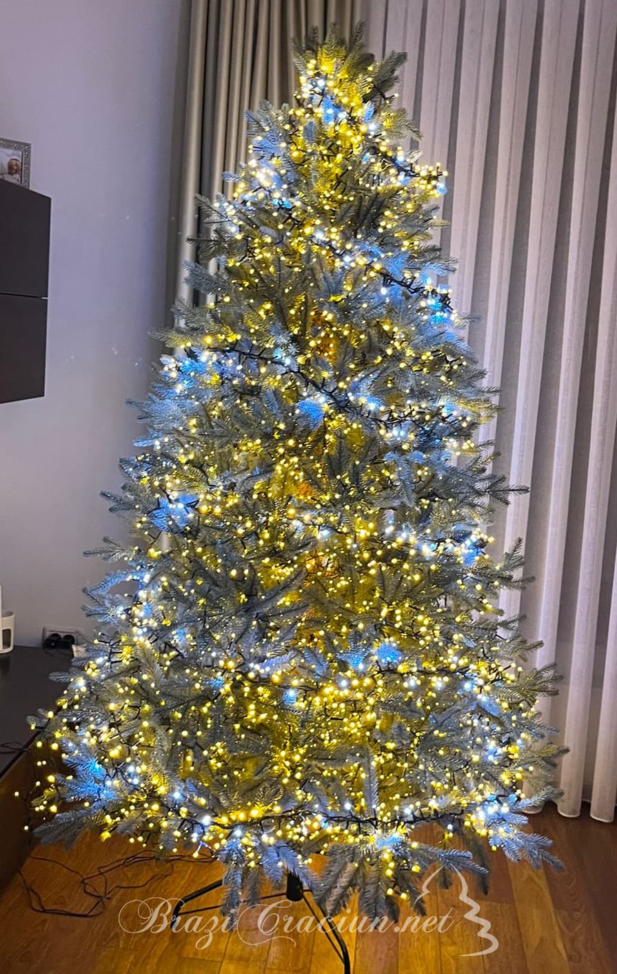brad artificial Azula decorat cu auriu si albastru