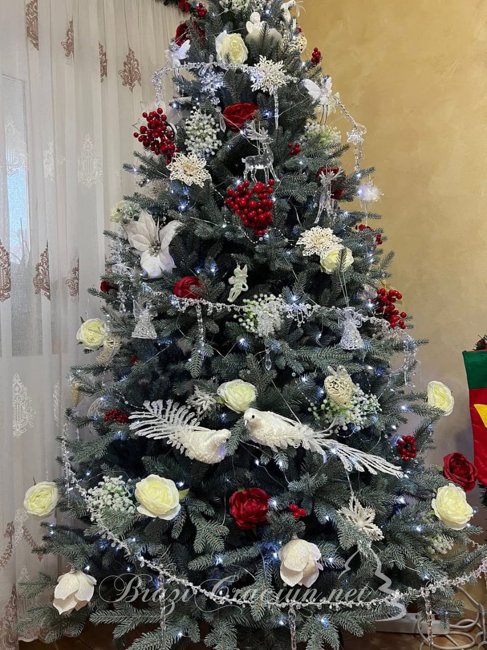 brad artificial argintiu Azula decorat cu pasari si flori
