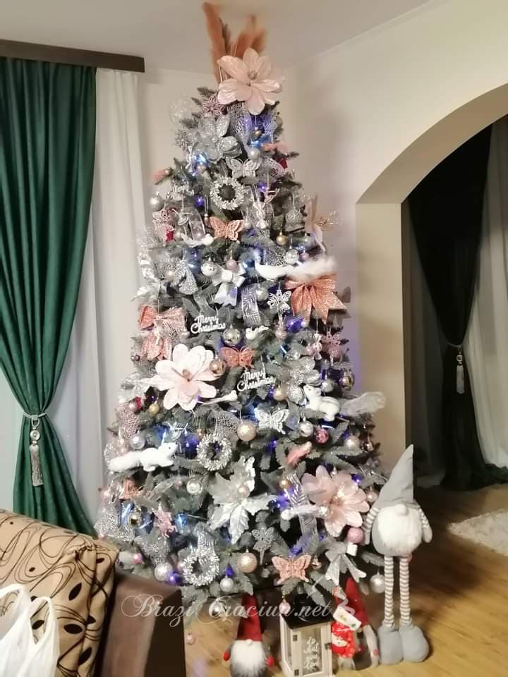 brad artificial Molid Argintiu decorat cu flori si funde
