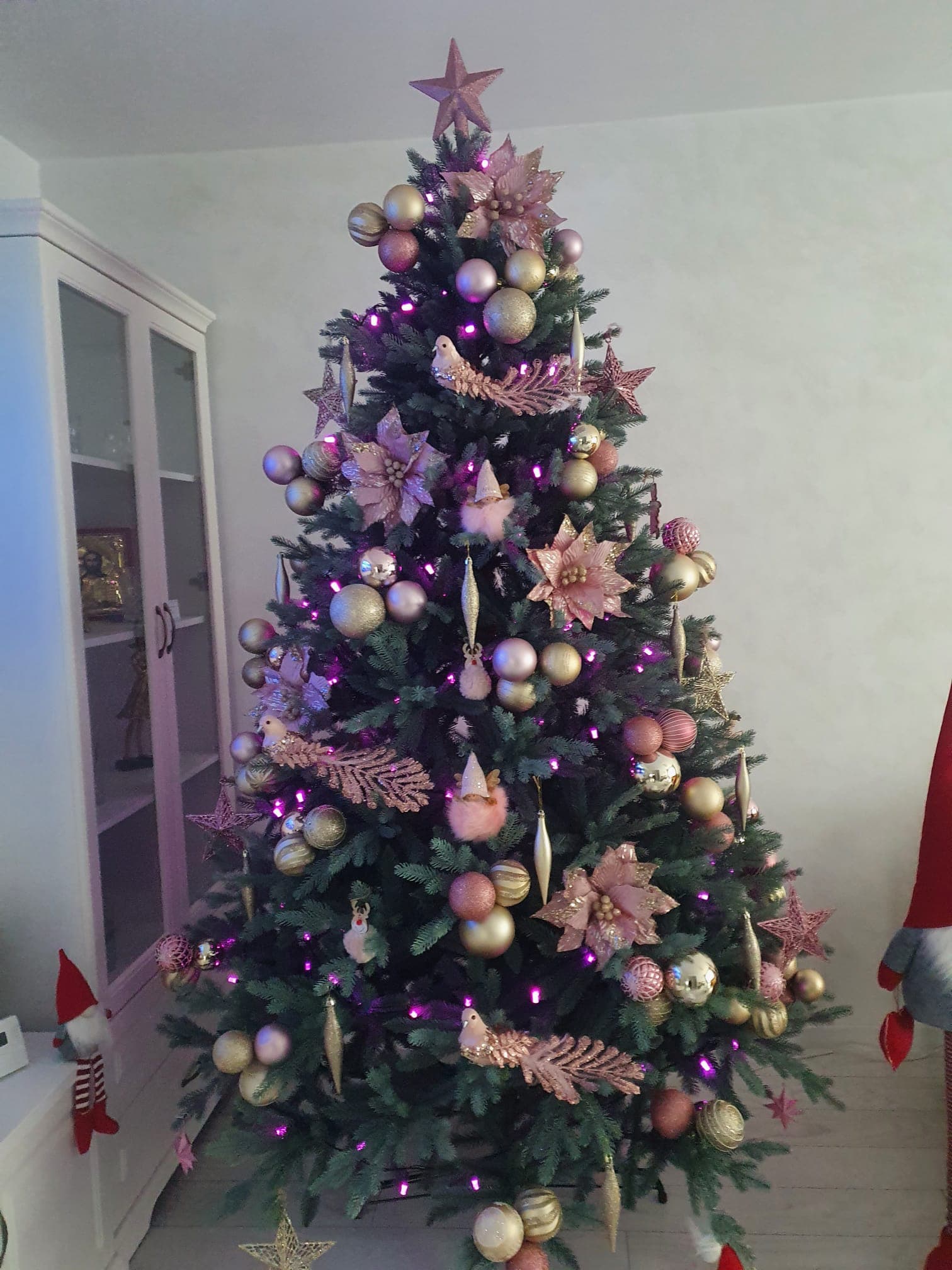 brad artificial Azula decorat elegant cu auriu si roz