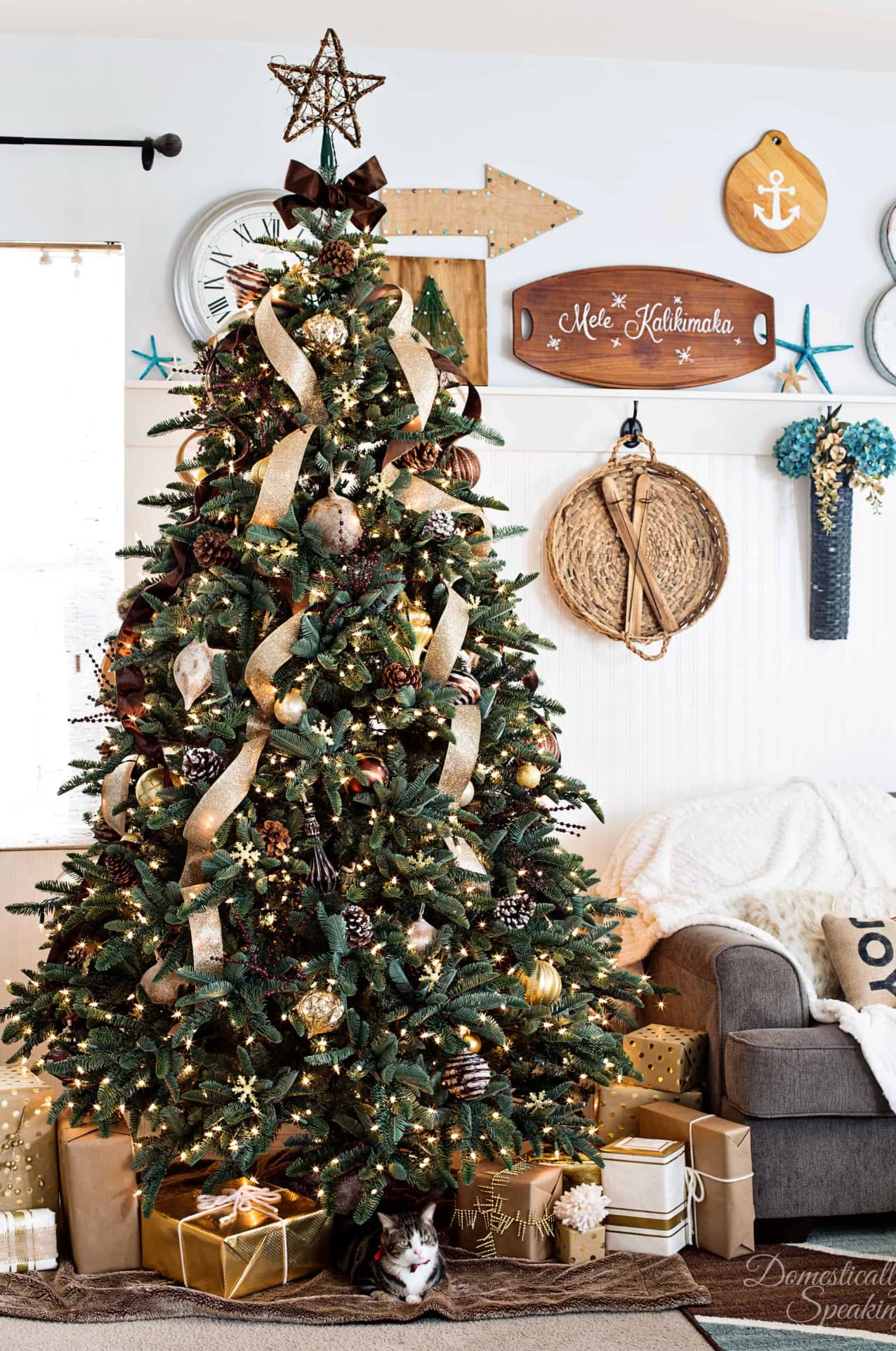 brad artificial rustic cu conuri