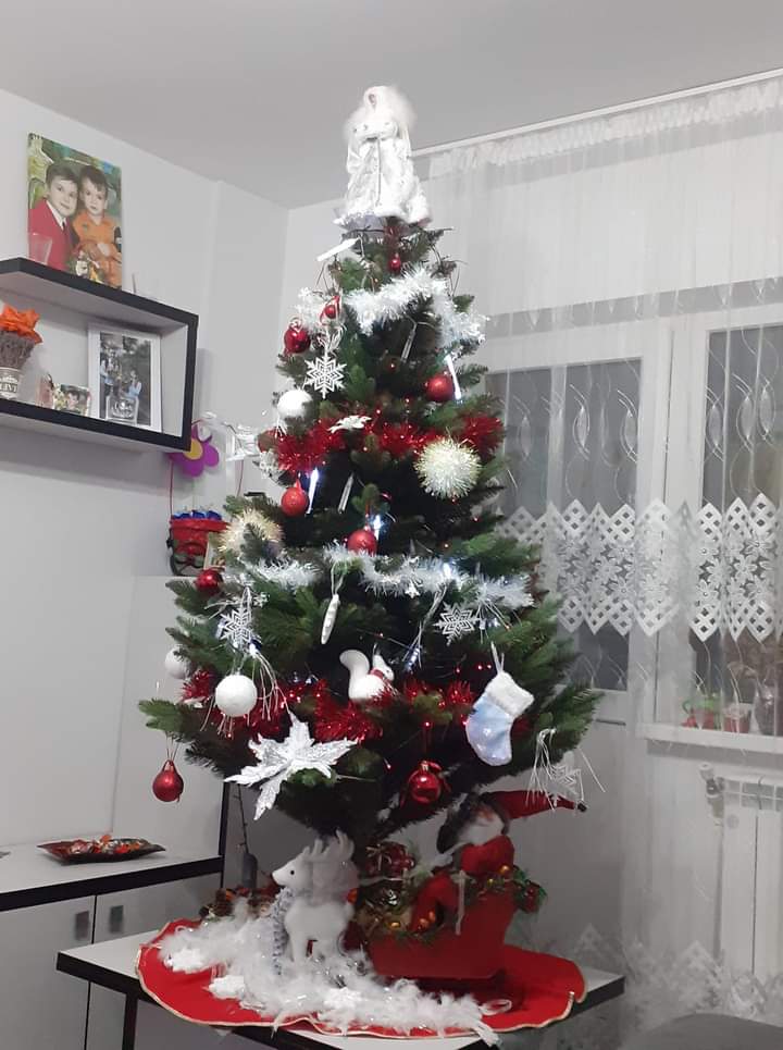 brad artificial 150 cm urcat pe masă
