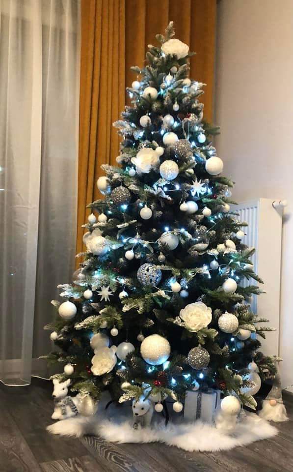 brad cu decoratiuni mari asezate primele